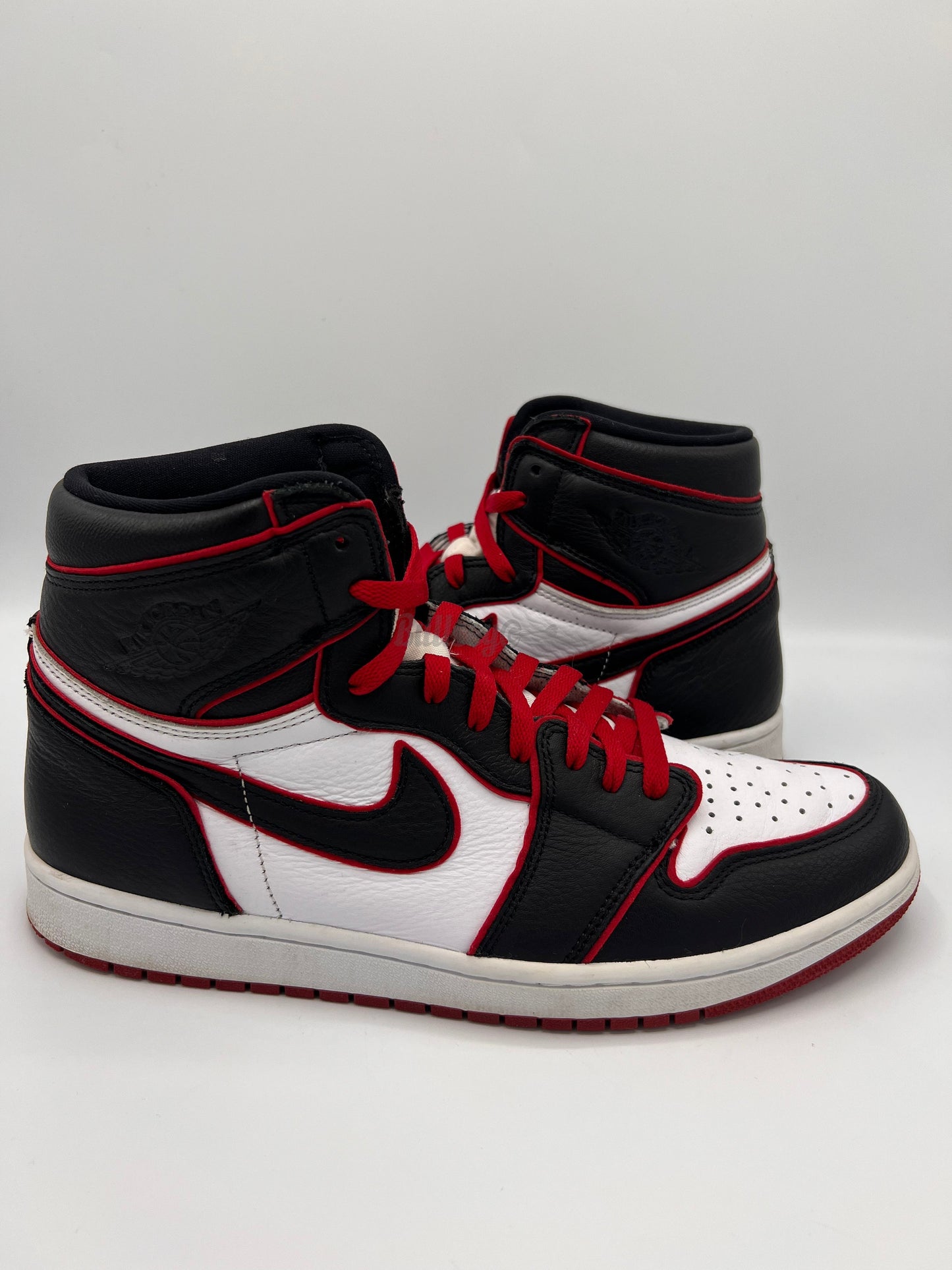 Air Jordan 1 Retro "Bloodline" (PreOwned)