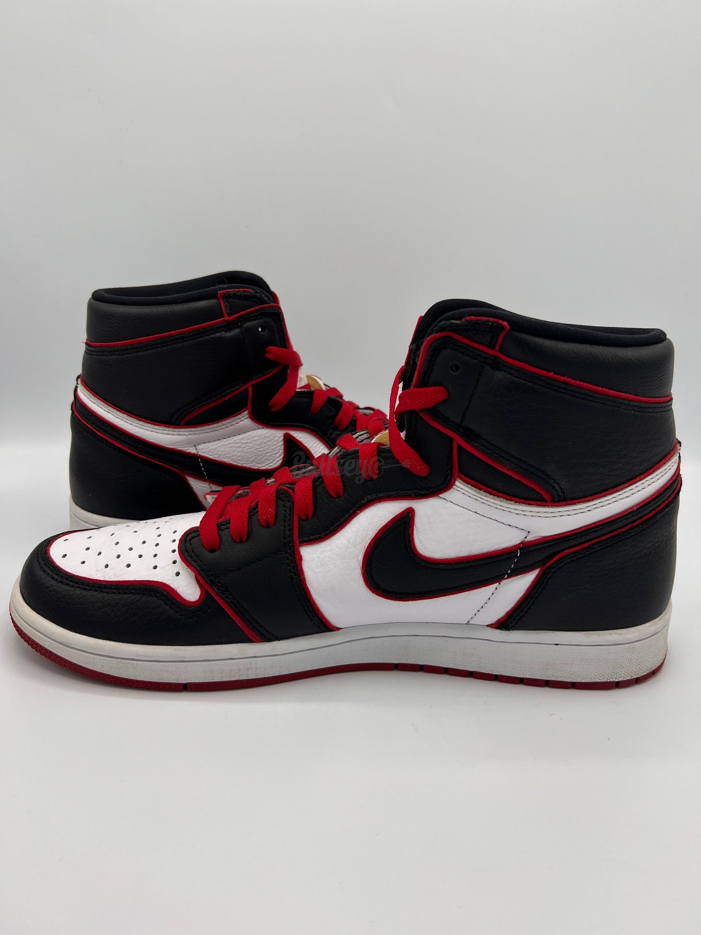 Air Jordan 1 Retro "Bloodline" (PreOwned)