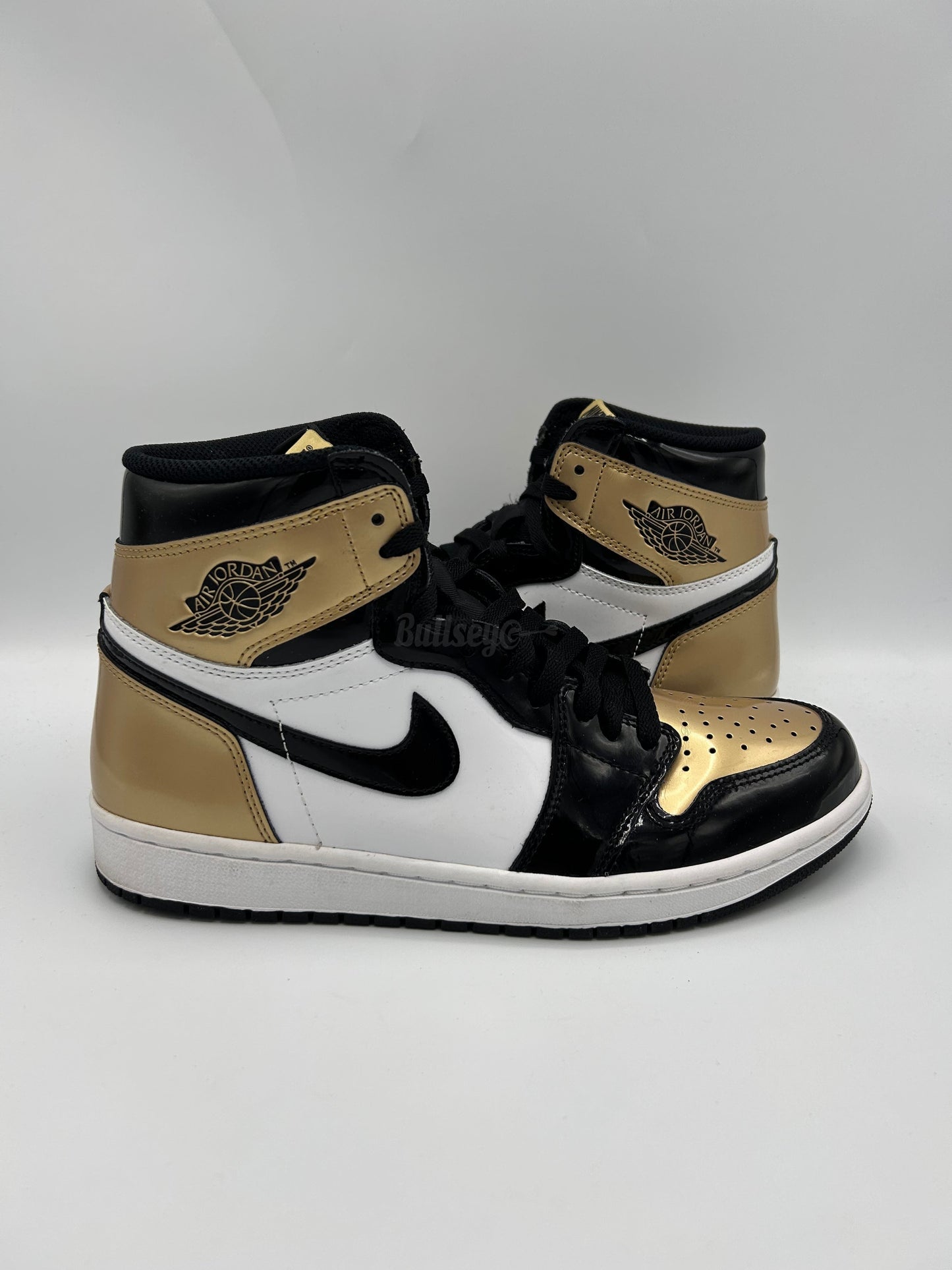 Air Jordan 1 Retro High "Gold Toe" (PreOwned)