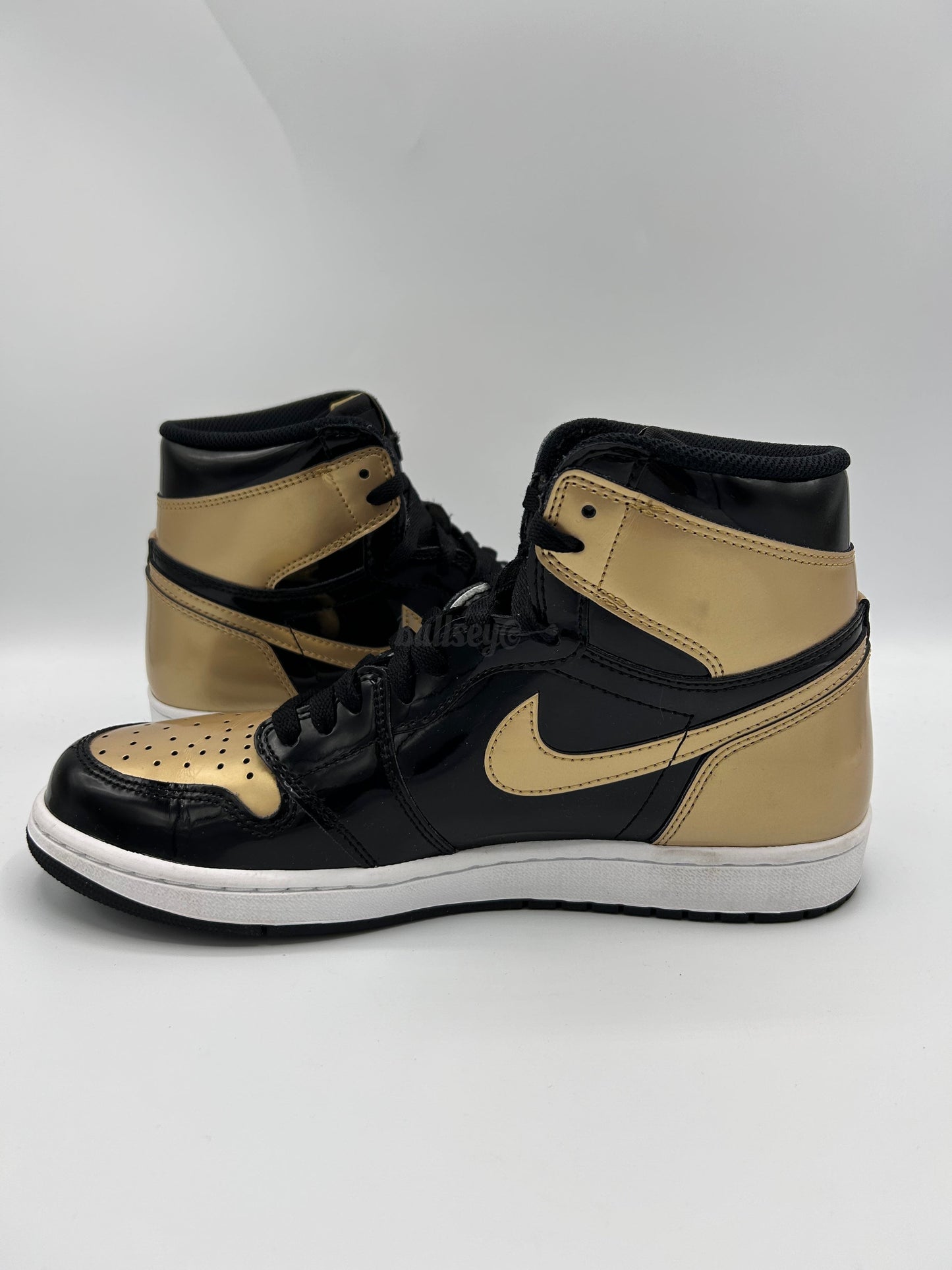 Air Jordan 1 Retro High "Gold Toe" (PreOwned)